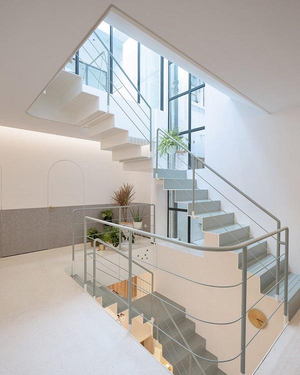 ngo ngang nha 3 tang trang muot dep nhu tranh “noi ban bat” giua day pho co kinh - 19