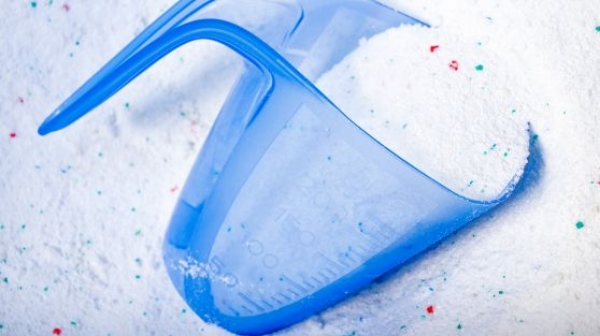 Quần áo nhanh hóa amp;#34;giẻ ráchamp;#34; vì những sai lầm chị em thường mắc khi giặt bằng tay - 2