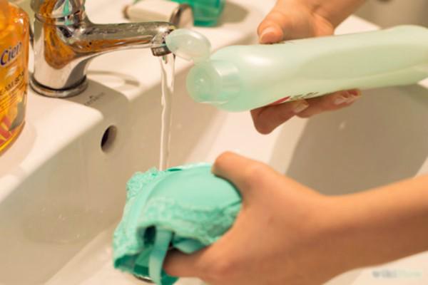 Quần áo nhanh hóa amp;#34;giẻ ráchamp;#34; vì những sai lầm chị em thường mắc khi giặt bằng tay - 3