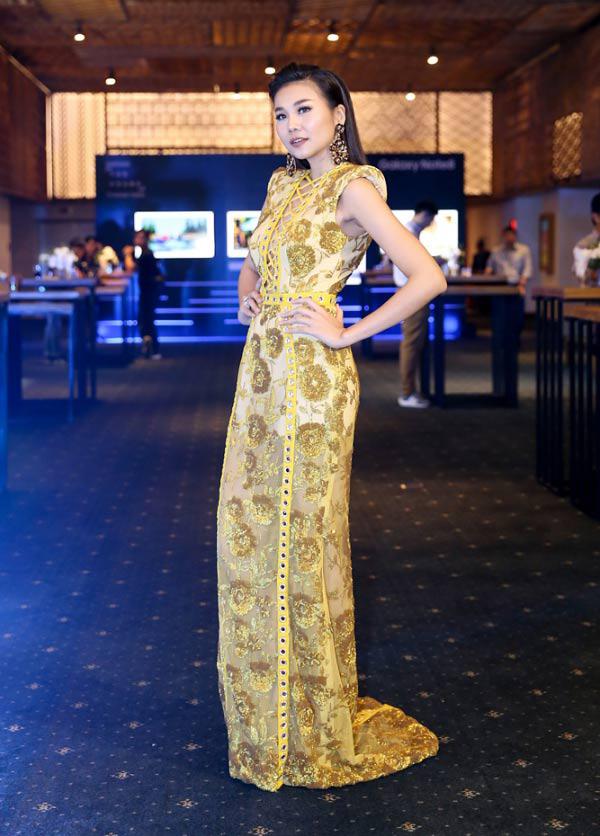 Đây là những chiếc váy ánh kim lộng lẫy nhất thảm đỏ Vbiz năm 2017 - 1