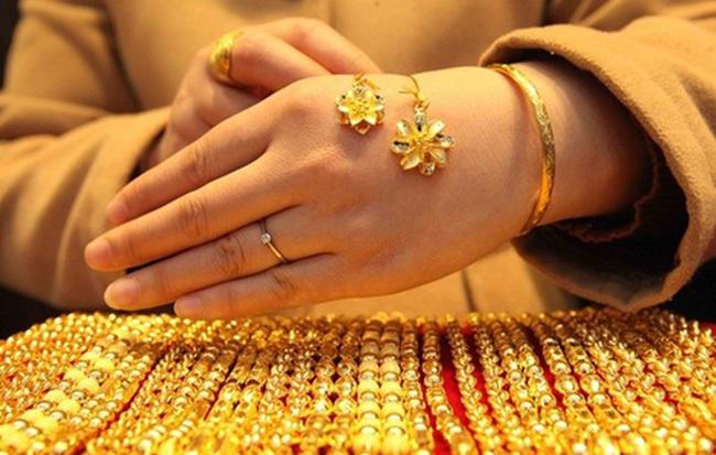 Giá vàng hôm nay 30/12: Tiếp tục lên với giá cao ngất ngưởng - 1