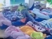 Tin tức - Clip: Giáo viên mầm non đè chăn, ghì đầu cậu bé 5 tuổi chỉ vì không chịu ngủ trưa