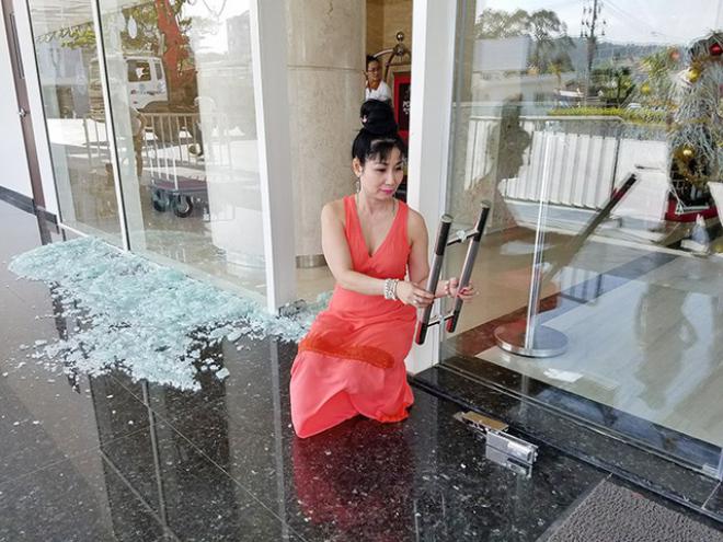 Diễn viên Uyên Thảo suýt gặp nạn khi cửa kính khách sạn bất ngờ phát nổ - 1