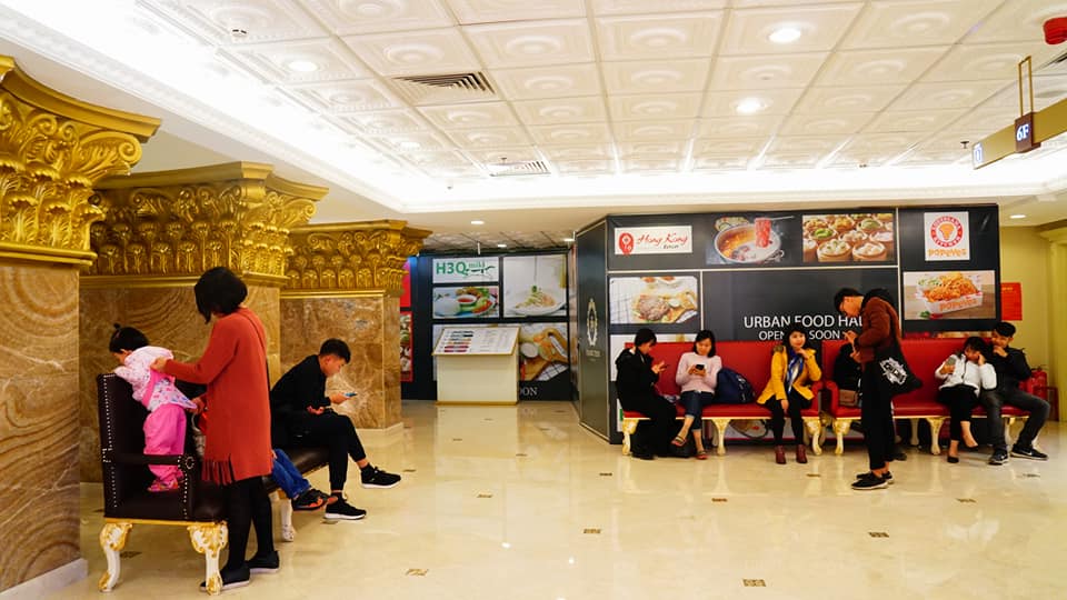 Hà Nội: Lên phố đón năm mới, người dân vẫn phải xếp hàng dài chờ đi vệ sinh - 16