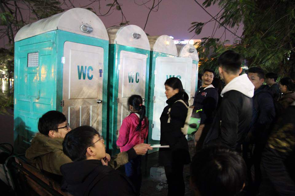 Hà Nội: Lên phố đón năm mới, người dân vẫn phải xếp hàng dài chờ đi vệ sinh - 10