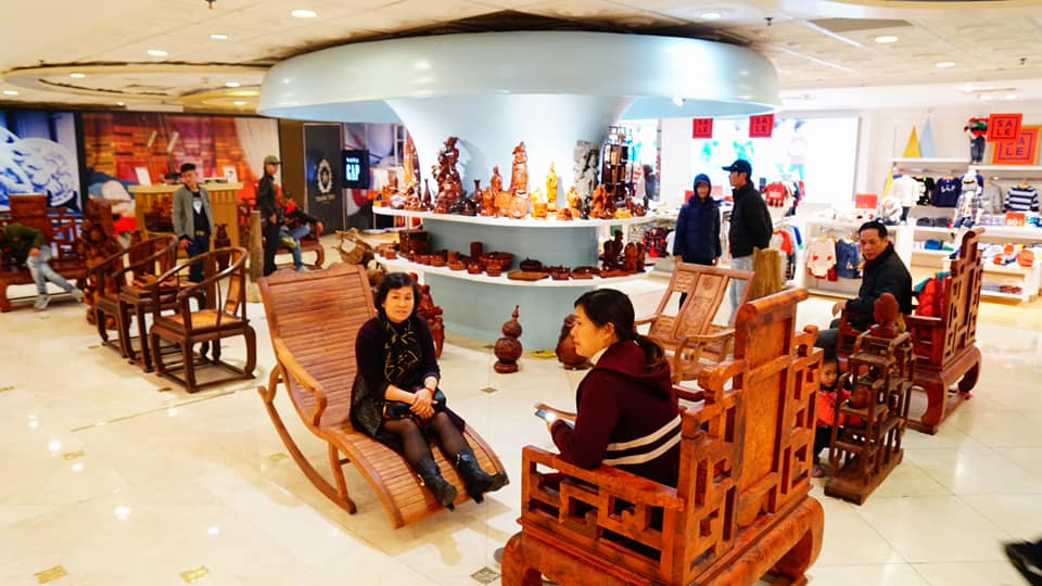 Hà Nội: Lên phố đón năm mới, người dân vẫn phải xếp hàng dài chờ đi vệ sinh - 18