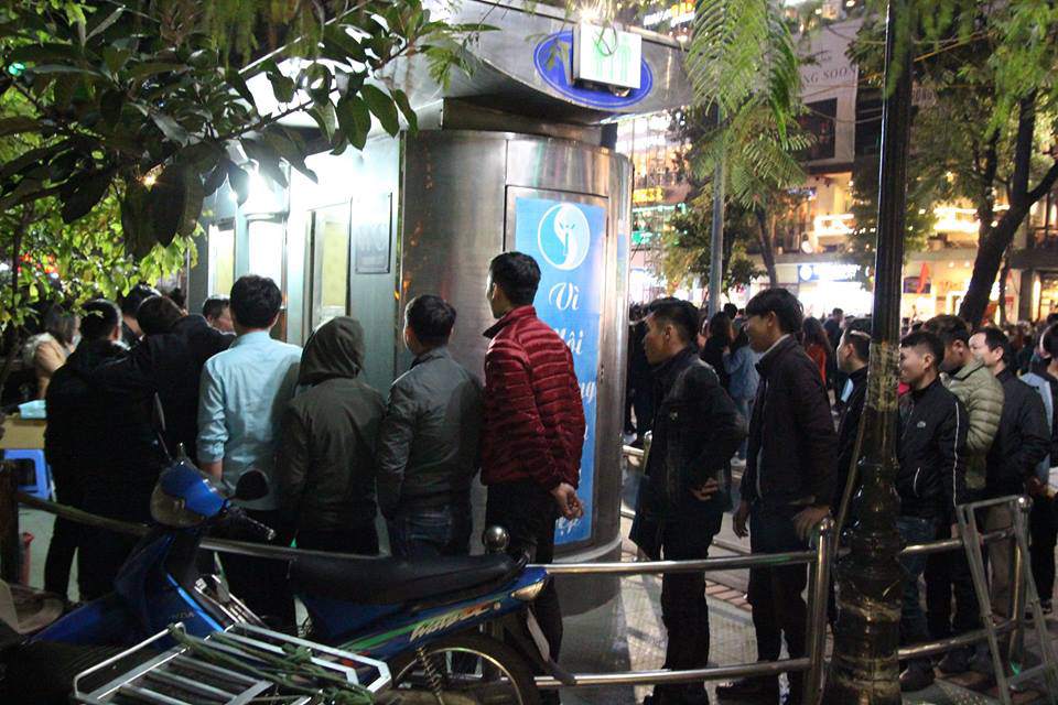 Hà Nội: Lên phố đón năm mới, người dân vẫn phải xếp hàng dài chờ đi vệ sinh - 9