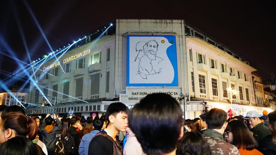 Hà Nội: Lên phố đón năm mới, người dân vẫn phải xếp hàng dài chờ đi vệ sinh - 13