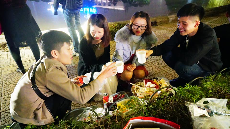 Kệ dòng người đông nghẹt, nhiều người bày đồ ăn uống mừng năm 2018 ngay trên phố - 14