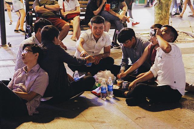 Kệ dòng người đông nghẹt, nhiều người bày đồ ăn uống mừng năm 2018 ngay trên phố - 8