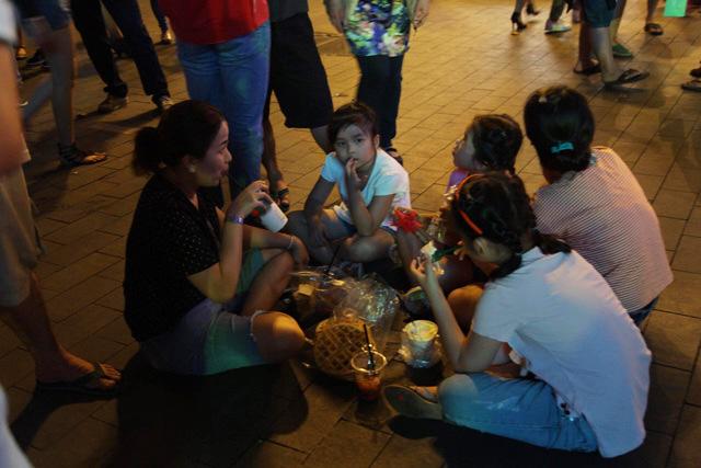 Kệ dòng người đông nghẹt, nhiều người bày đồ ăn uống mừng năm 2018 ngay trên phố - 9