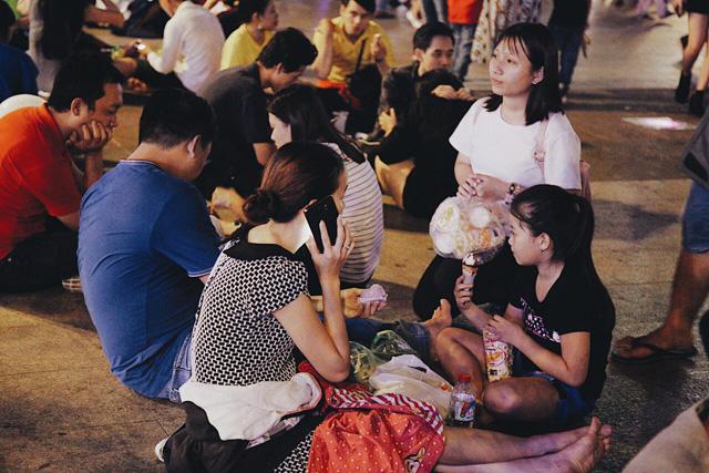 Kệ dòng người đông nghẹt, nhiều người bày đồ ăn uống mừng năm 2018 ngay trên phố - 7