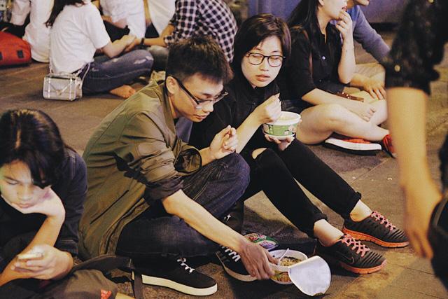 Kệ dòng người đông nghẹt, nhiều người bày đồ ăn uống mừng năm 2018 ngay trên phố - 11