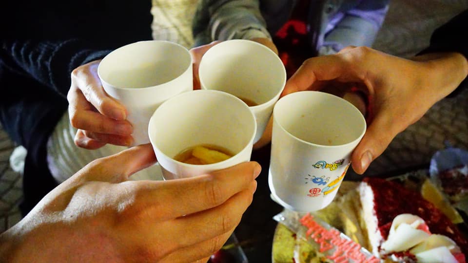 Kệ dòng người đông nghẹt, nhiều người bày đồ ăn uống mừng năm 2018 ngay trên phố - 15