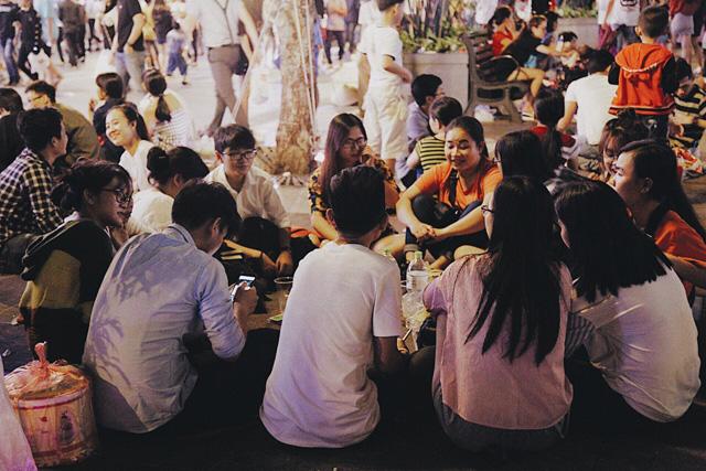 Kệ dòng người đông nghẹt, nhiều người bày đồ ăn uống mừng năm 2018 ngay trên phố - 3
