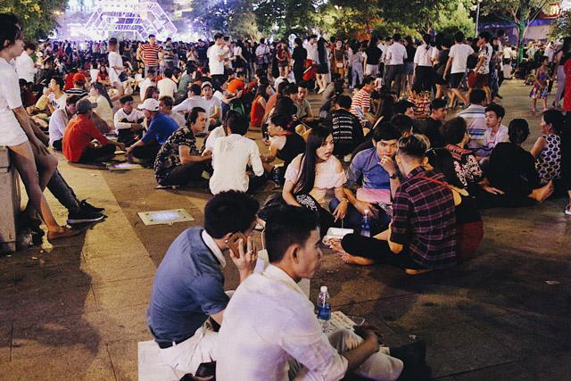 Kệ dòng người đông nghẹt, nhiều người bày đồ ăn uống mừng năm 2018 ngay trên phố - 2