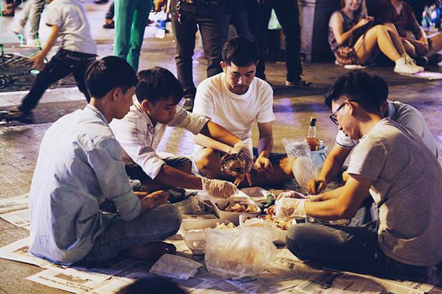 Kệ dòng người đông nghẹt, nhiều người bày đồ ăn uống mừng năm 2018 ngay trên phố - 5
