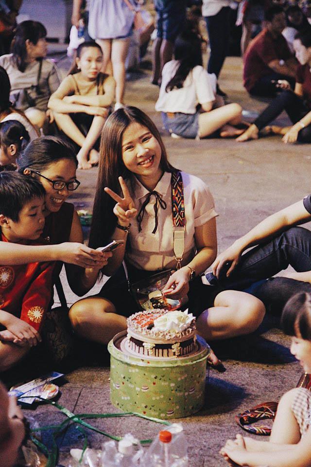 Kệ dòng người đông nghẹt, nhiều người bày đồ ăn uống mừng năm 2018 ngay trên phố - 4