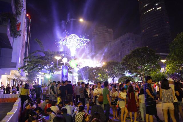 Kệ dòng người đông nghẹt, nhiều người bày đồ ăn uống mừng năm 2018 ngay trên phố - 1