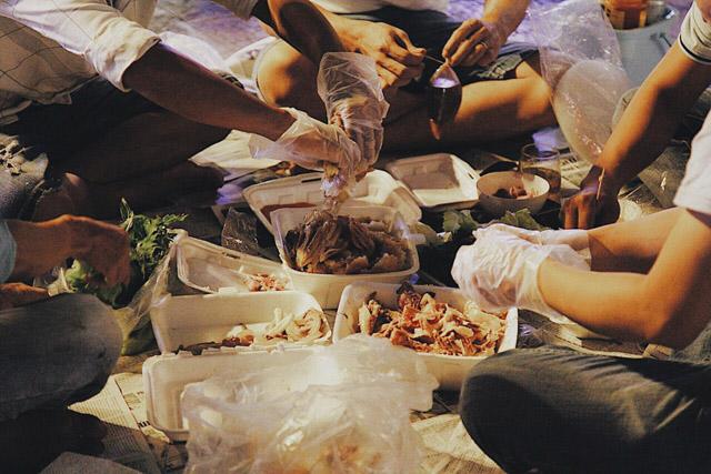 Kệ dòng người đông nghẹt, nhiều người bày đồ ăn uống mừng năm 2018 ngay trên phố - 6