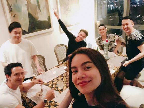 Hồ Ngọc Hà nũng nịu ngồi vào lòng Kim Lý trong bữa tiệc với bạn bè - 2