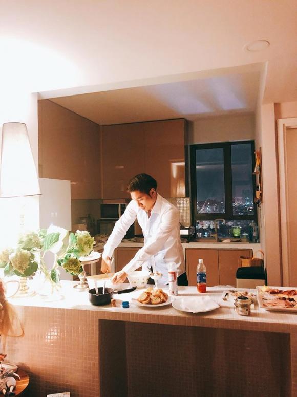 Hồ Ngọc Hà nũng nịu ngồi vào lòng Kim Lý trong bữa tiệc với bạn bè - 4