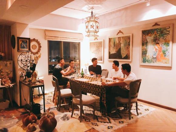 Hồ Ngọc Hà nũng nịu ngồi vào lòng Kim Lý trong bữa tiệc với bạn bè - 3