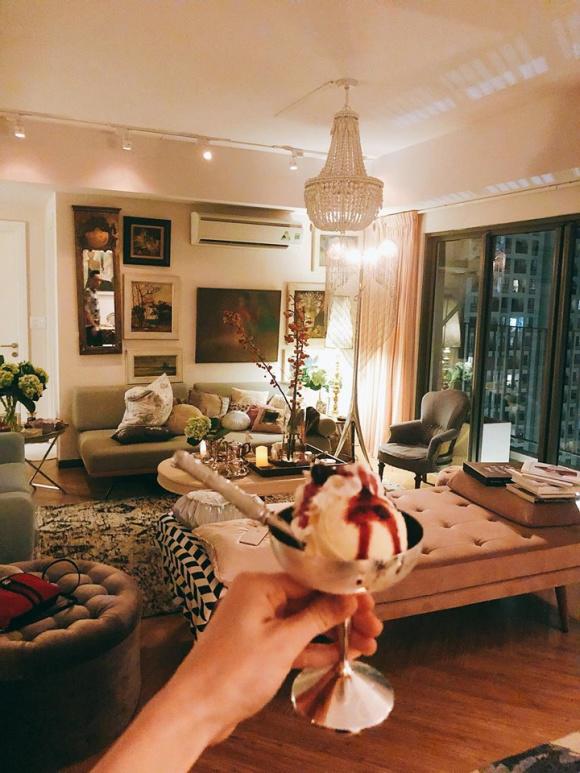 Hồ Ngọc Hà nũng nịu ngồi vào lòng Kim Lý trong bữa tiệc với bạn bè - 5