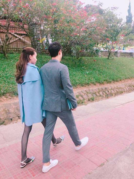 Hồ Ngọc Hà nũng nịu ngồi vào lòng Kim Lý trong bữa tiệc với bạn bè - 7