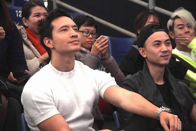 Hồ Ngọc Hà nũng nịu ngồi vào lòng Kim Lý trong bữa tiệc với bạn bè - 8