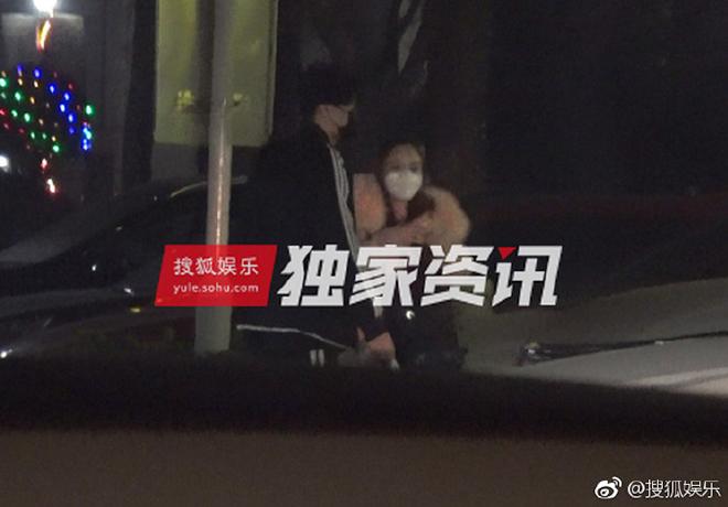 Lý Tiểu Lộ qua đêm với đàn em kém 12 tuổi, Giả Nãi Lượng tưởng vợ đi làm tóc - 1