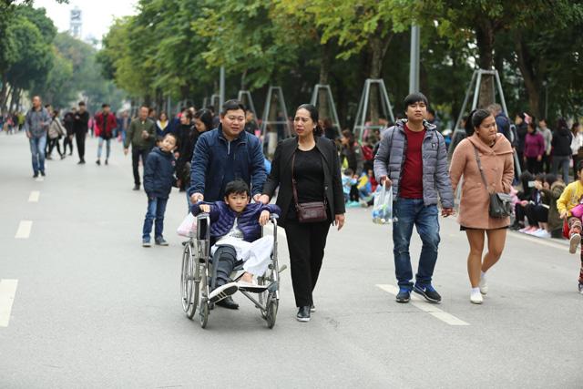 Người Hà Nội thảnh thơi dạo phố ngày cuối năm - 2