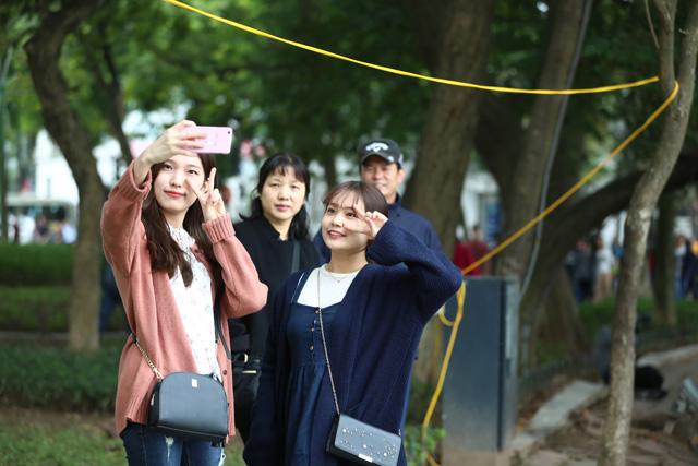 Người Hà Nội thảnh thơi dạo phố ngày cuối năm - 13