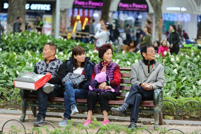 Người Hà Nội thảnh thơi dạo phố ngày cuối năm - 16