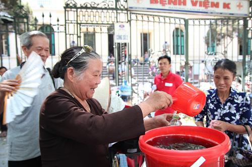 Những hình ảnh ấm áp tình người trong năm 2017 - 2