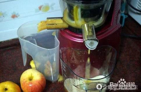 Uống nửa bát nước ép táo, cậu bé 2 tuổi nôn thốc nôn tháo phải nhập viện - 2