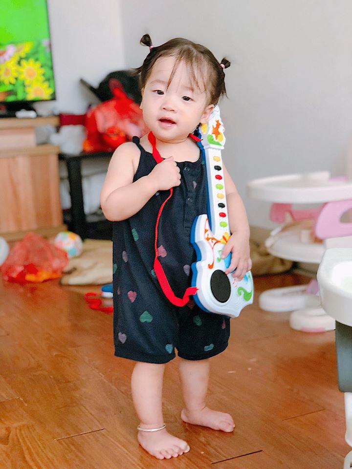 Bố Hà Nội quen tay cho con ăn trong lúc chơi khiến bé bị hóc nguy hiểm - 1