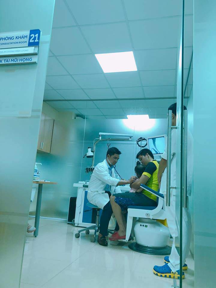 Bố Hà Nội quen tay cho con ăn trong lúc chơi khiến bé bị hóc nguy hiểm - 3