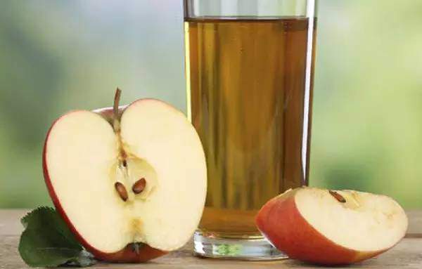 Uống nửa bát nước ép táo, cậu bé 2 tuổi nôn thốc nôn tháo phải nhập viện - 1