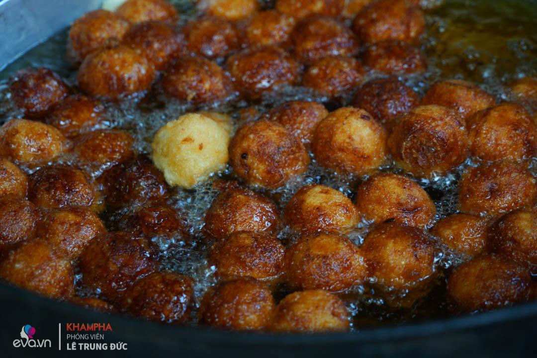 Quán bánh rán mật 20 năm khiến vợ chồng ca sĩ Đăng Khôi phải ghé qua mỗi khi ra HN - 4