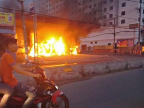 Cây xăng ở Sài Gòn bất ngờ bốc cháy dữ dội, người dân hoảng loạn tháo chạy