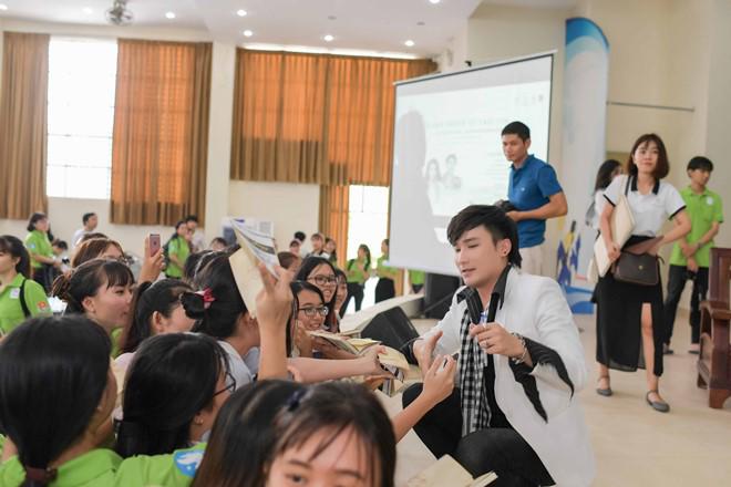 Á hậu Hoàng Oanh ngày càng xinh đẹp, quyến rũ sau khi từ bỏ mái tóc dài - 6