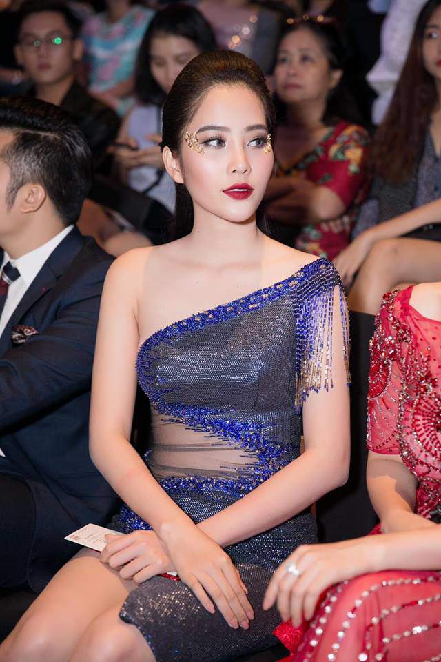 nam em doi vuong mien, dien vay xe bat tan khoe body khong chut mo thua - 13