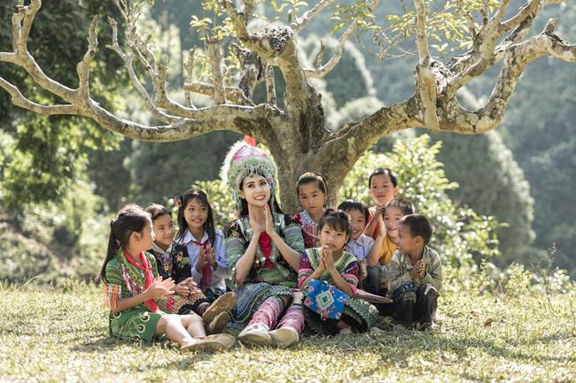 nguoi dep gay chu y voi loat hinh choi cung tre em vung cao hoa ra la mot a hau - 2