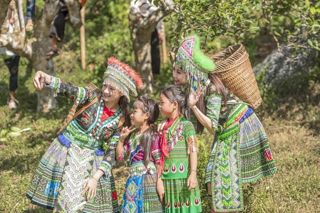 nguoi dep gay chu y voi loat hinh choi cung tre em vung cao hoa ra la mot a hau - 4