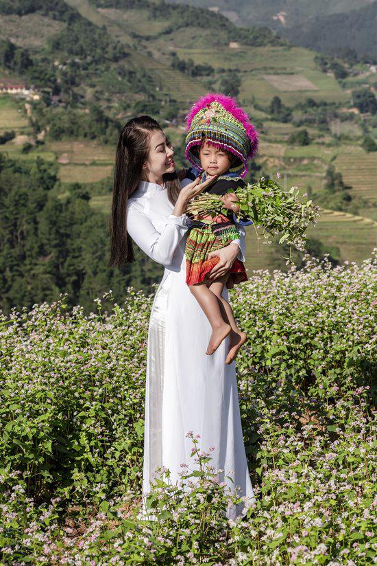 nguoi dep gay chu y voi loat hinh choi cung tre em vung cao hoa ra la mot a hau - 11