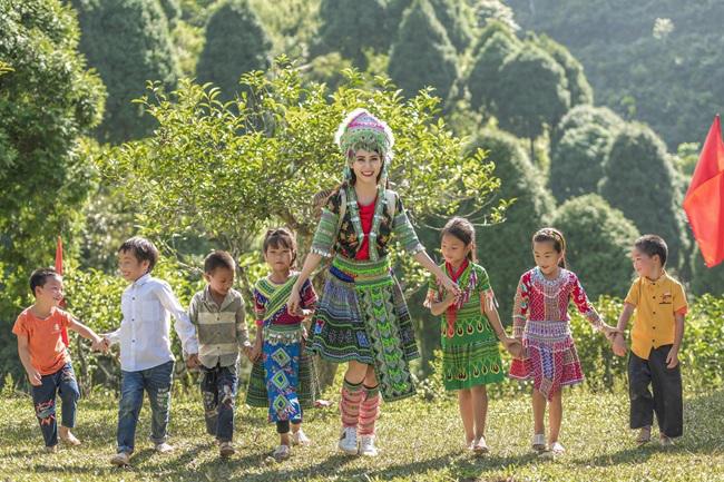 nguoi dep gay chu y voi loat hinh choi cung tre em vung cao hoa ra la mot a hau - 1