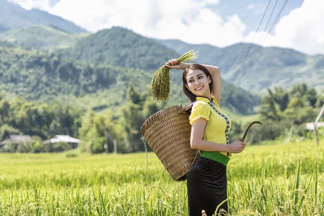 nguoi dep gay chu y voi loat hinh choi cung tre em vung cao hoa ra la mot a hau - 8