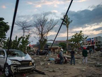 Cận cảnh khoảnh khắc sóng thần 2m lao vào cuốn phăng mọi thứ tại Indonesia