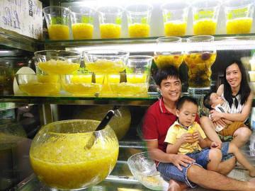 Bất ngờ nổi tiếng, vợ chồng thạc sĩ vẫn bán đúng 150 ly chè bưởi/ngày rồi đóng cửa đi chơi